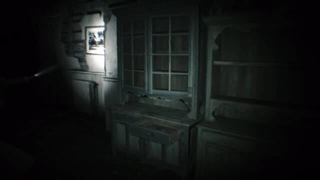 Resident Evil The Beginning Hour Final malo - De la estantería que está cerrada