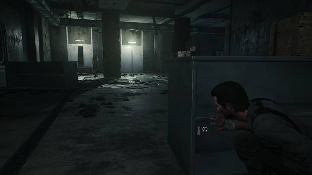 The Evil Within 2 - Resonancias - Enemigo patrullando los ascensores