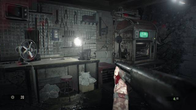 Resident Evil 7 pesadilla - Mesa de trabajo y dispensor de chatarra