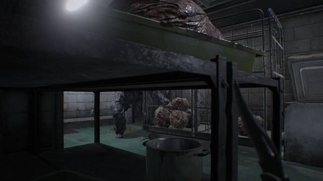 Resident Evil 7 Ethan debe morir - Ocúltate tras la mesa