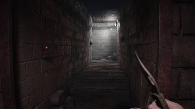 Resident Evil 7 Ethan debe morir - Pasillo con bombas y enemigo