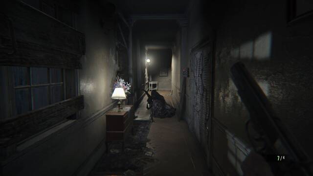 Resident Evil 7 Ethan debe morir - Pasillo con trampas y enemigos