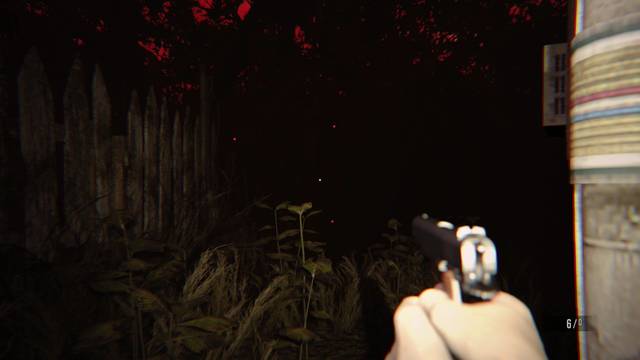 Resident Evil 7 Ethan debe morir - Enemigo que vomita en el patio