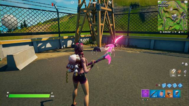 Fortnite Battle Royale - Coloca micros en ubicaciones clave - Estacion de Radio FN, al pie de la torre noroeste